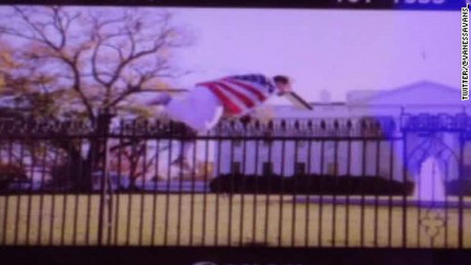 Một người đàn ông quấn cờ Mỹ trèo hàng rào đột nhập Nhà Trắng ảnh 1
