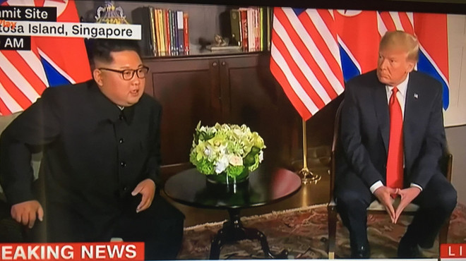 Tổng thống Mỹ Donald Trump và nhà lãnh đạo Triều Tiên bắt đầu họp kín ảnh 1
