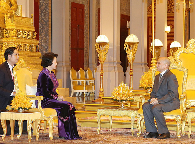 Chủ tịch Quốc hội chào xã giao Quốc vương Campuchia Sihamoni ảnh 1