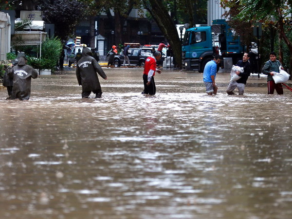 Gần 100.000 người bị ảnh hưởng nghiêm trọng do lũ lụt tại Ấn Độ ảnh 1