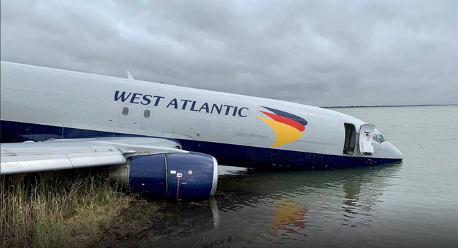 Pháp tạm đóng cửa sân bay sau sự cố máy bay trượt khỏi đường băng ảnh 1