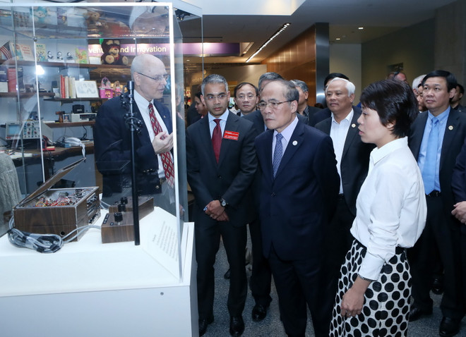 Chủ tịch Quốc hội tham quan Bảo tàng Lưu trữ quốc gia Hoa Kỳ ảnh 1