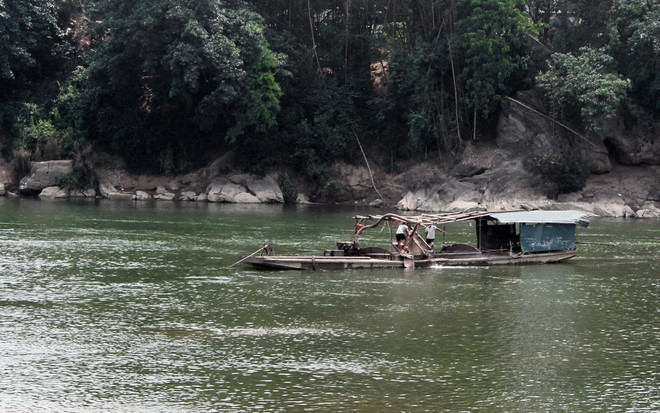 Di chuyển bè cá vướng vào dây điện tự chế, bị giật chết ảnh 1