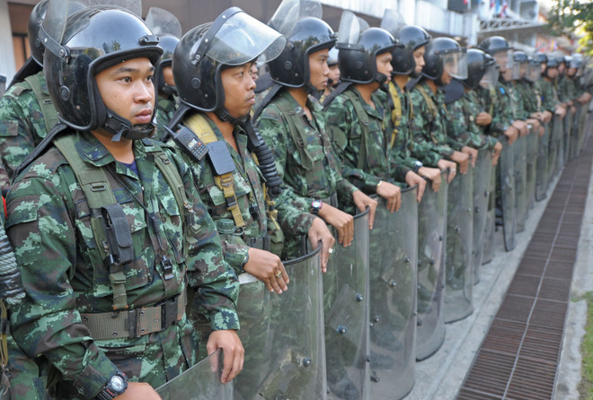 Binh sỹ Thái Lan triển khai bảo vệ tòa nhà chính phủ ở Bangkok ngày 1/12/2003. (Nguồn: AFP/TTXVN) Chính phủ Thái Lan bắt đầu mạnh tay trong đối phó biểu tình ảnh 1