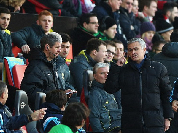 Huấn luyện viên Jose Mourinho (Phải) rất không hài lòng với quyết định của trọng tài. (Nguồn: Getty Images) "Người đặc biệt" nổi đóa với trọng tài khi Chelsea không thể thắng ảnh 1