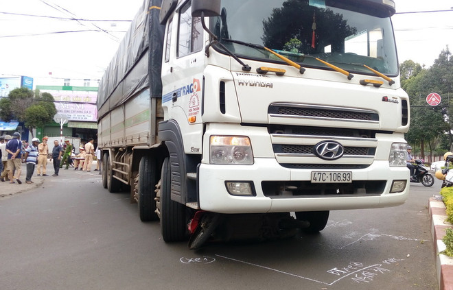 Đắk Lắk: Xe tải cuốn xe máy vào gầm, 1 người tử vong tại chỗ ảnh 1