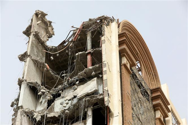 Hiện trường vụ sập tòa nhà 10 tầng ở Abadan (Iran), ngày 24/5/2022. (Ảnh: AFP/TTXVN) Iran buộc tội 20 đối tượng liên quan vụ sập nhà hồi tháng Năm ảnh 1
