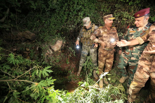 Lực lượng an ninh kiểm tra địa điểm xảy ra vụ tấn công ở tỉnh Dohuk của Iraq, ngày 20/7/2022. (Nguồn: reuters.com) Iraq triệu hồi Đại biện tại Thổ Nhĩ Kỳ sau vụ pháo kích ở tỉnh Dohuk ảnh 1
