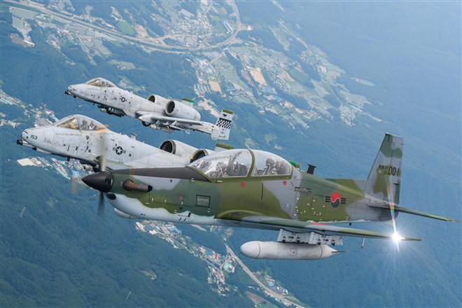 Máy bay chiến đấu KA-1 của Hàn Quốc (phải) và máy bay chống tăng A-10 của Mỹ tham gia cuộc tập trận chung của quân đội hai nước, ngày 15/7/2022. (Ảnh: Yonhap/TTXVN) Quan chức Hàn-Mỹ thảo luận an ninh khu vực và quan hệ đồng minh ảnh 1