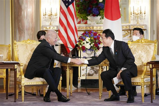 Ngày 23/5/2022, Thủ tướng Nhật Bản Kishida Fumio và Tổng thống Mỹ Joe Biden đã nhất trí tăng cường hợp tác trong việc nghiên cứu và phát triển chất bán dẫn nhằm mở rộng năng lực sản xuất của mỗi nước và đảm bảo nguồn cung chip ổn định. (Ảnh: TTXVN phát) Trung Quốc: "Chip 4" không nên gây hại thị trường toàn cầu ảnh 1