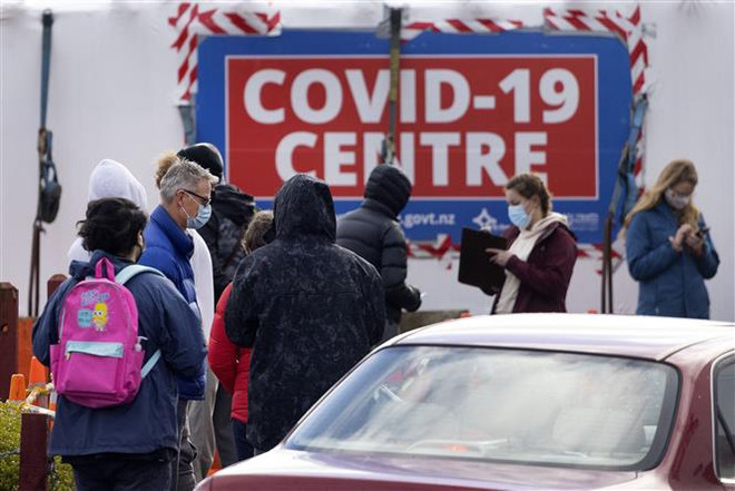 Một điểm tiêm vaccine ngừa COVID-19 tại Wellington (New Zealand). (Ảnh: AFP/TTXVN) Đại dịch mới tương tự COVID-19 có thể xảy ra trong 10 năm tới ảnh 1
