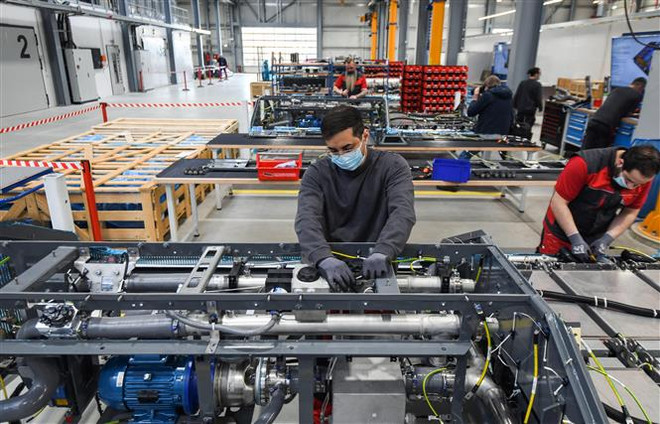 Công nhân làm việc tại một nhà máy ở Herten (Đức). (Ảnh: AFP/TTXVN) Kinh tế Đức thoát suy thoái "trong gang tấc," tăng trưởng khiêm tốn ảnh 1