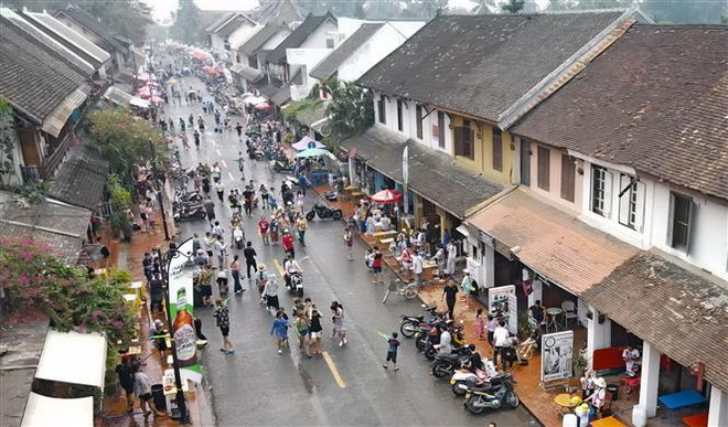 Góc phố cổ tại Luang Prabang, nơi diễn ra Lễ hội té nước trong Tết truyền thống Bunpimay của dân tộc Lào. (Ảnh: Bá Thành/TTXVN) Người dân Lào đồng loạt tổ chức hoạt động chào mừng năm mới ảnh 3
