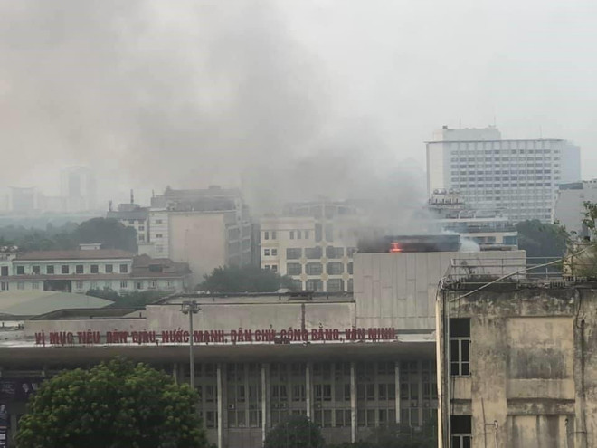 Xuất hiện cột khói lớn tại Cung Văn hóa Lao động hữu nghị Việt Xô ảnh 1