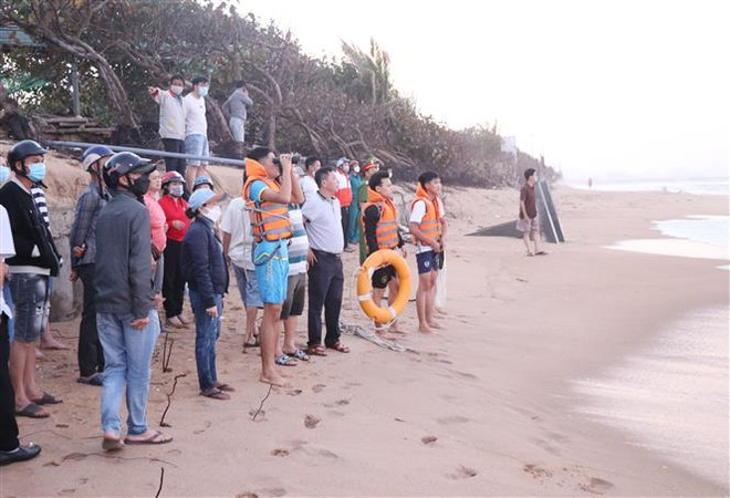 Thừa Thiên-Huế: Huy động lực lượng tìm sinh viên bị sóng cuốn mất tích ảnh 1