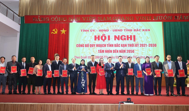 Ông Nguyễn Đăng Bình, Chủ tịch Ủy ban Nhân dân tỉnh Bắc Kạn trao bản ghi nhớ đầu tư cho 18 dự án trên địa bàn tỉnh. (Ảnh TTXVN phát) quy hoach tinh bac kan_2.jpg