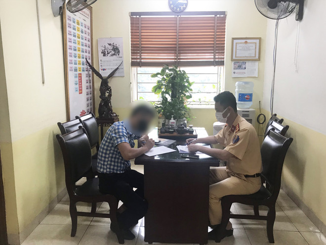 Ông Nguyễn Chí T làm việc với lực lượng chức năng. (Nguồn: laodong.vn) Dừng xe gây cản trở giao thông, lái xe bị tước giấy phép hai tháng ảnh 1