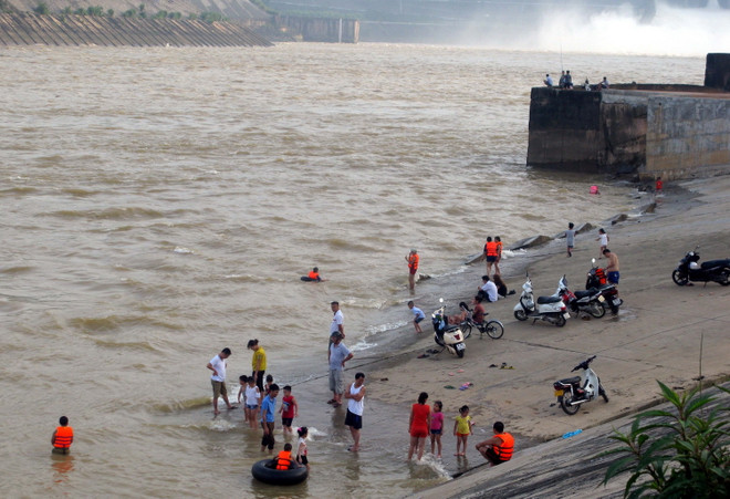 Trẻ con, người già vô tư tắm sông Đà bất chấp thủy điện Hòa Bình xả lũ ảnh 1