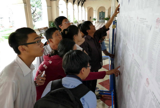 Điểm chuẩn nhiều trường đại học ở Thành phố Hồ Chí Minh giảm mạnh ảnh 1