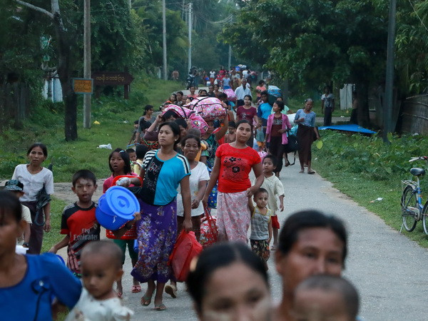 Người dân sơ tán khỏi Rakhine sau vụ tấn công tại Maungdaw ngày 13/10. (Nguồn: AFP/TTXVN) Malaysia kêu gọi xem xét lại tư cách thành viên ASEAN của Myanmar ảnh 1
