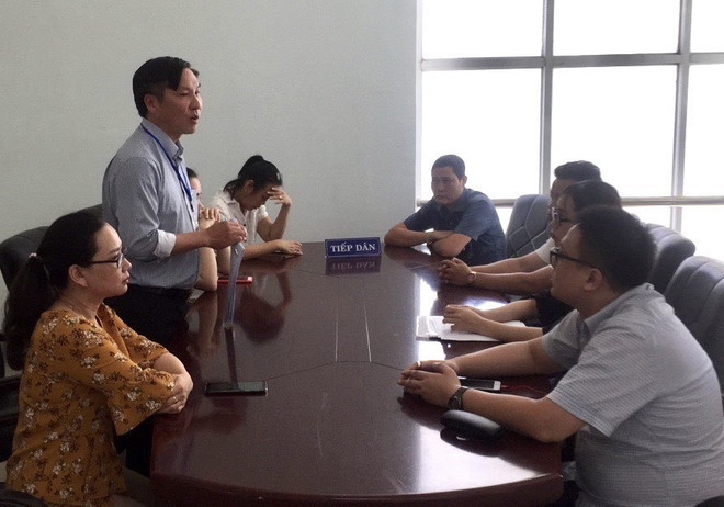 Xử lý vụ bày bán công khai hàng trăm sách lậu ngay tại hội chợ sách ảnh 1