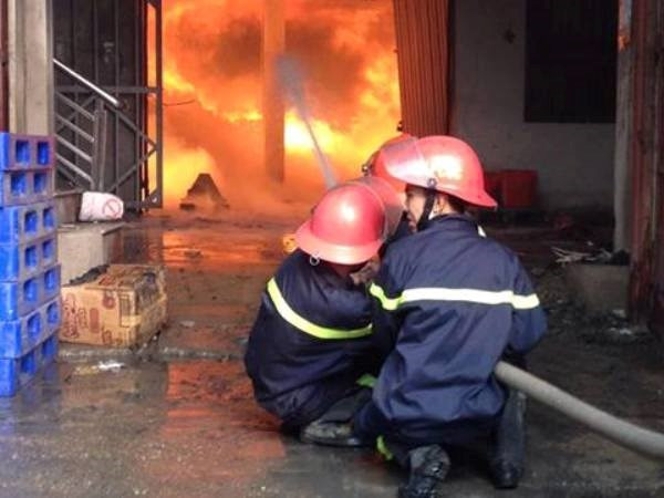 Cháy lớn tại kho hàng Diana ở Khu công nghiệp Vĩnh Tuy ảnh 1