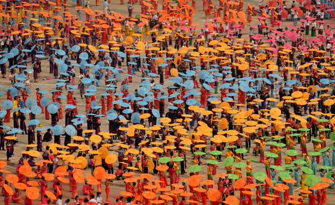 [Photo] Trung Quốc lập kỷ lục thế giới về múa xòe ô ảnh 2