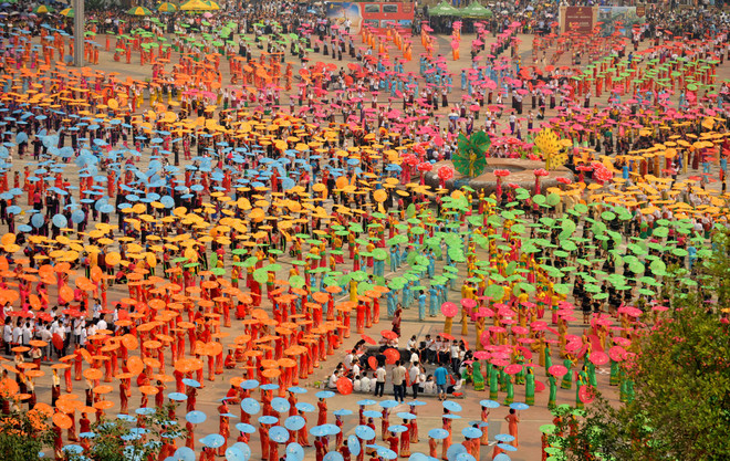 [Photo] Trung Quốc lập kỷ lục thế giới về múa xòe ô ảnh 3