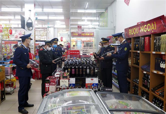 Đoàn kiểm tra liên ngành tỉnh Thái Nguyên kiểm tra hàng hóa phục vụ Tết tại siêu thị, hồi đầu năm 2022. (Ảnh: Trần Trang/TTXVN) Cao điểm chống buôn lậu, gian lận thương mại và hàng giả dịp Tết 2023 ảnh 1