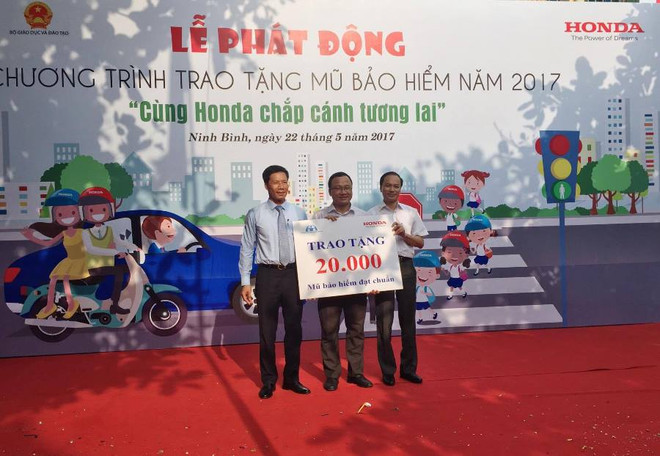 Honda trao tặng 20.000 mũ bảo hiểm đạt chuẩn cho học sinh toàn quốc ảnh 2