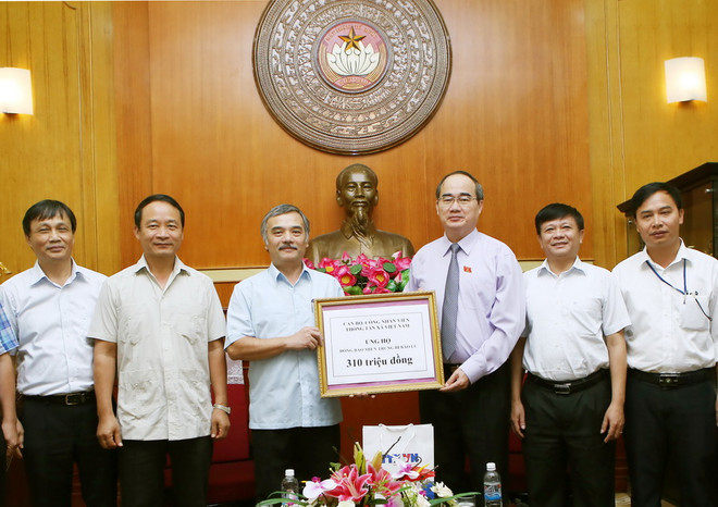 TTXVN trao tiền ủng hộ đồng bào bị lũ lụt ở các tỉnh miền Trung ảnh 1