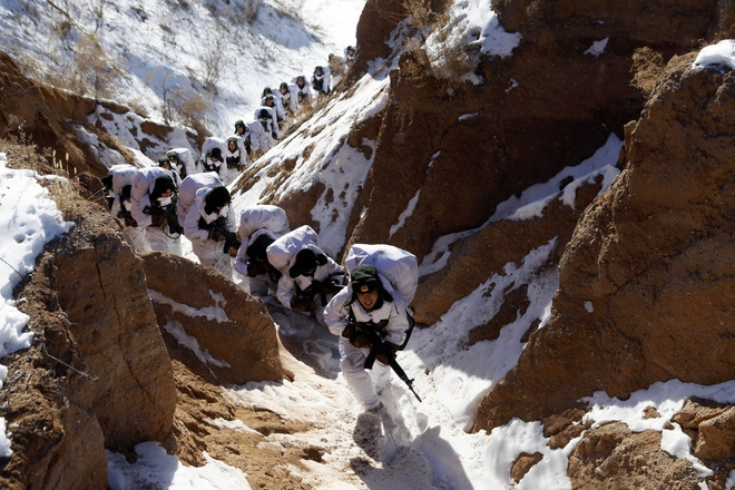 [Photo] Quân đội Trung Quốc luyện tập tác chiến trên núi tuyết ảnh 1