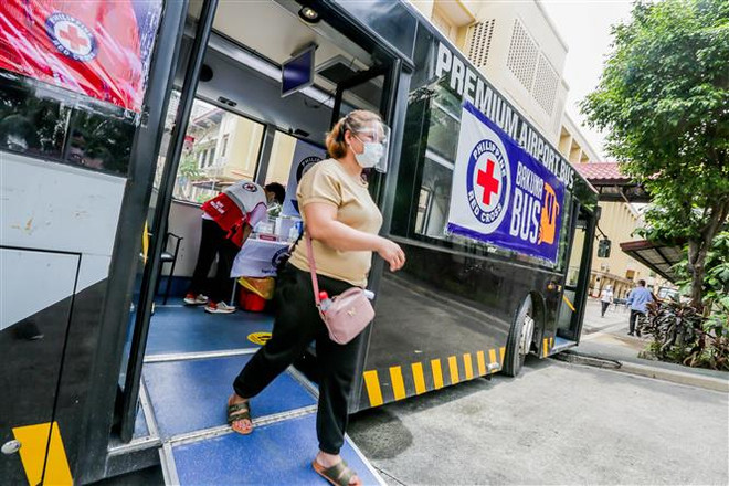 Chuyên gia Malaysia: Nên đeo 2 khẩu trang cùng tấm chắn giọt bắn ảnh 1