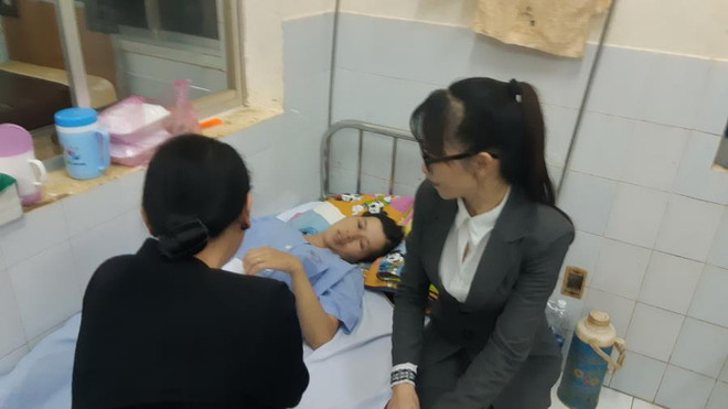 Đại diện chính quyền địa phương thảm hỏi, động viên sản phụ Yến. (Ảnh: Đậu Tất Thành/Vietnam+) Bình Phước: Công an vào cuộc điều tra vụ sản phụ bị tài xế bỏ rơi ảnh 1
