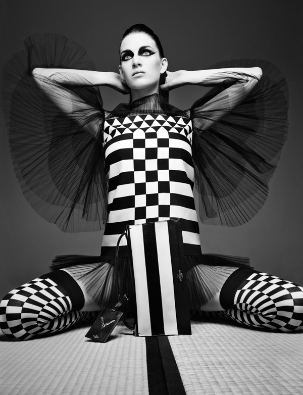 Họa tiết sọc đen trắng của Valentino "khuynh đảo" làng thời trang ảnh 9