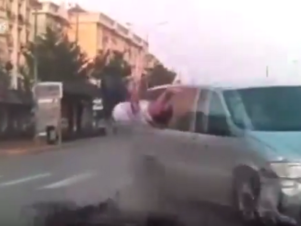 [Video] Kinh hoàng cảnh nam thanh niên bị 2 xe ôtô đâm liên hoàn ảnh 1