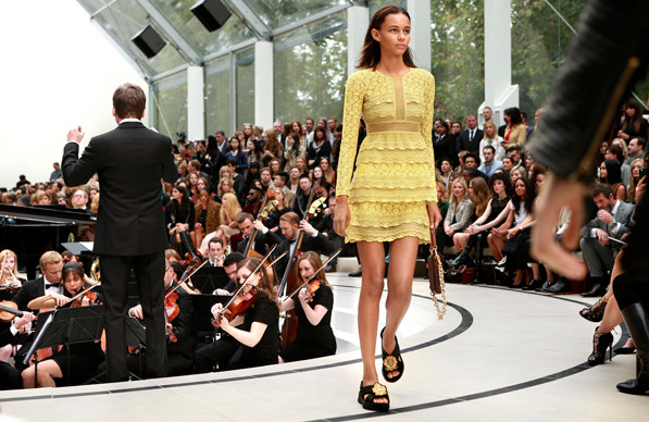 Burberry Prorsum Xuân Hè 2016 "gây sốc" ngay từ cái nhìn đầu tiên ảnh 4