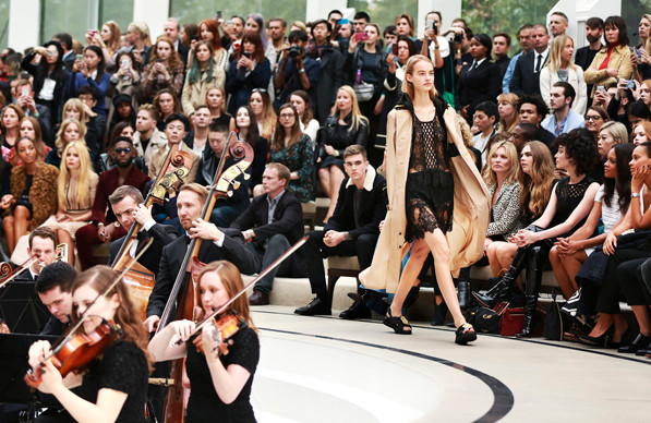 Burberry Prorsum Xuân Hè 2016 "gây sốc" ngay từ cái nhìn đầu tiên ảnh 5