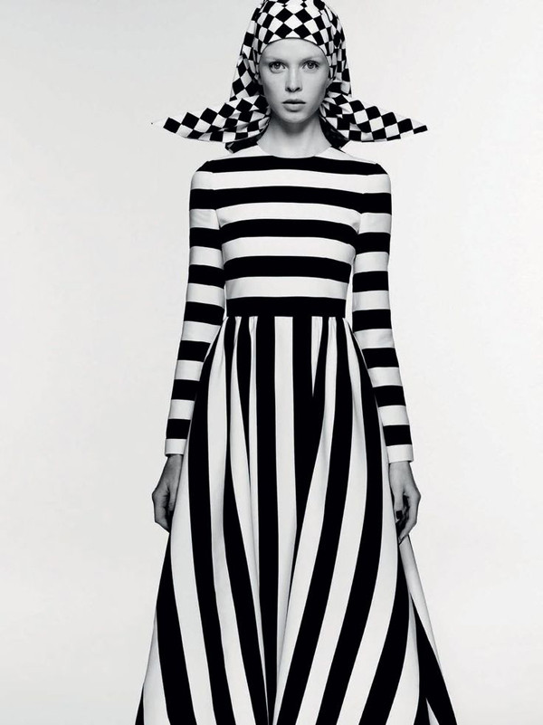 Họa tiết sọc đen trắng của Valentino "khuynh đảo" làng thời trang ảnh 8