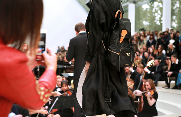 Burberry Prorsum Xuân Hè 2016 "gây sốc" ngay từ cái nhìn đầu tiên ảnh 7