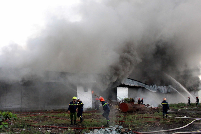Đã dập được đám cháy tại kho chứa vải ở huyện Bình Chánh ảnh 1