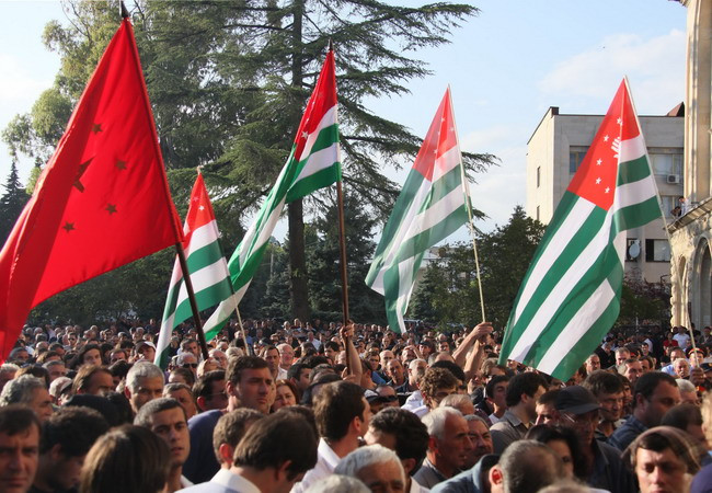 Người dân Abkhazia míttinh kêu gọi trao trả trụ sở công quyền ảnh 1