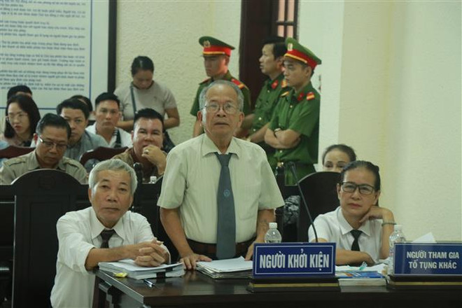 Các luật sư bảo vệ quyền và lợi ích hợp pháp của người khởi kiện trình bày tại tòa. (Ảnh: Nguyên Linh/TTXVN) Xét xử vụ doanh nghiệp kiện Tổng Cục trưởng Tổng cục Hải quan ảnh 1