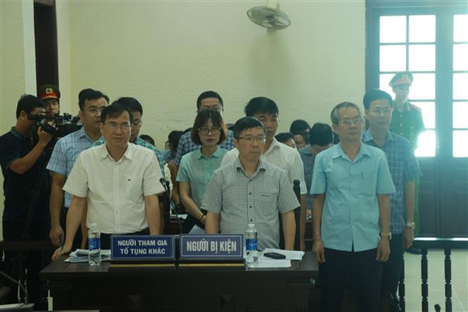 Đại diện Tổng cục Hải quan tham gia phiên tòa sơ thẩm. (Ảnh: Nguyên Linh/TTXVN) Xét xử vụ doanh nghiệp kiện Tổng Cục trưởng Tổng cục Hải quan ảnh 2