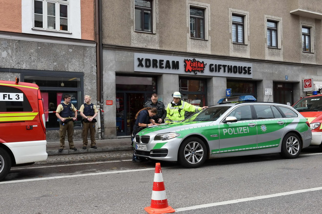 Cảnh sát điều tra tại hiện trường vụ tấn công tại bằng dao ở Munich. (Nguồn: AFP/TTXVN) Tấn công bằng dao ở Đức: Cảnh sát loại trừ khả năng khủng bố ảnh 1