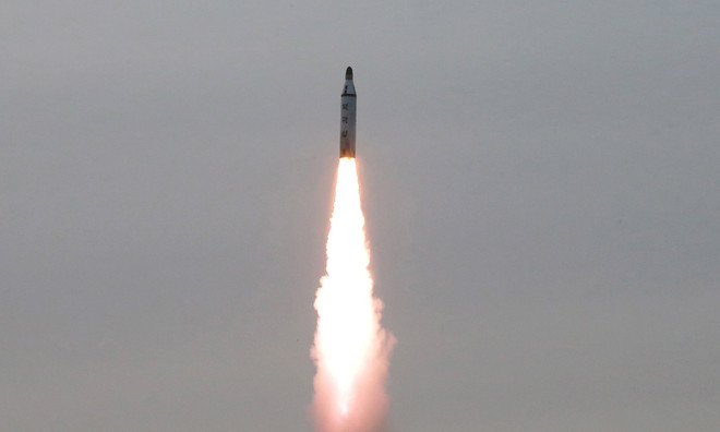 Ảnh minh họa. (Nguồn: KCNA/Reuters) Mỹ xác nhận Triều Tiên đã phóng thử tên lửa sáng sớm 22/6 ảnh 1