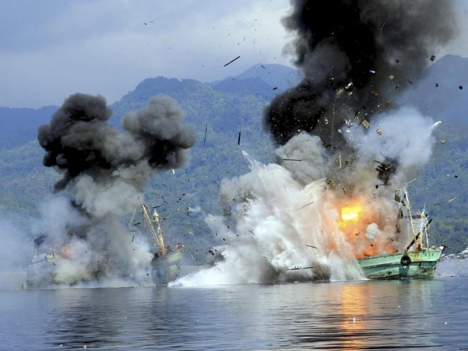 Một vụ đánh chìm tàu cá nước ngoái đánh bắt hải sản trái phép ở Indonesia. (Nguồn: Reuters) Indonesia sẽ đánh chìm 30 tàu cá nước ngoài đánh bắt trái phép ảnh 1