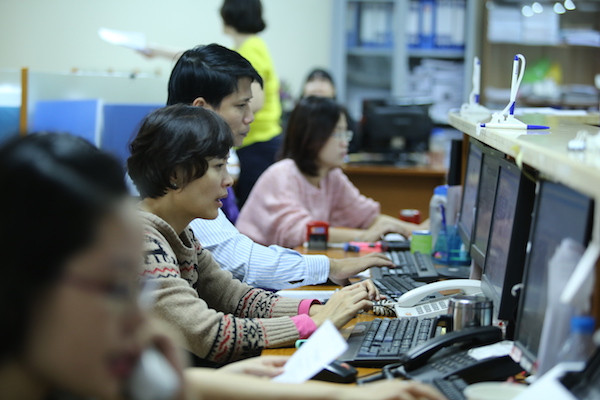 Chỉ số VN-Index mất gần 9 điểm trong phiên giao dịch cuối tuần ảnh 1