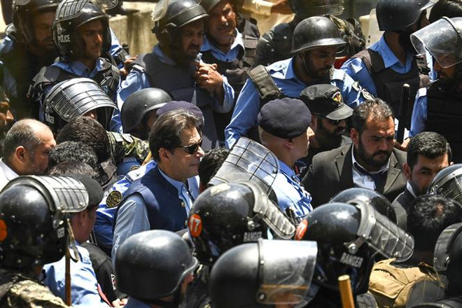 Cựu Thủ tướng Imran Khan (giữa) tới Tòa án cấp cao Islamabad, ngày 12/5/2023. (Ảnh: AFP/TTXVN) Cựu Thủ tướng Pakistan được tại ngoại về tội danh kích động bạo lực ảnh 1