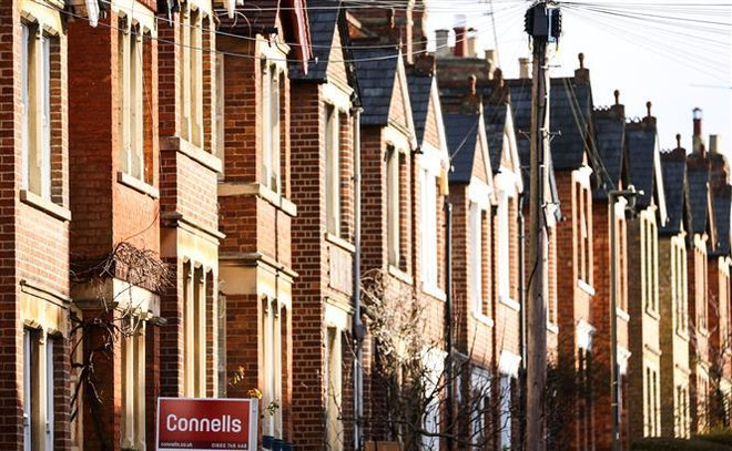 Một dãy nhà trên khu phố ở Oxford (Anh). (Ảnh: AFP/TTXVN) Giá thuê nhà tại Anh tăng cao kỷ lục, chưa có dấu hiệu yếu đi ảnh 1